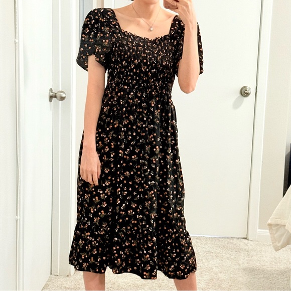 1️⃣ LEFT #057 | S/M | Floral Smocked Short Sleeve Ruffle Tiered Midi Dress | Blk - Picture 1 of 9